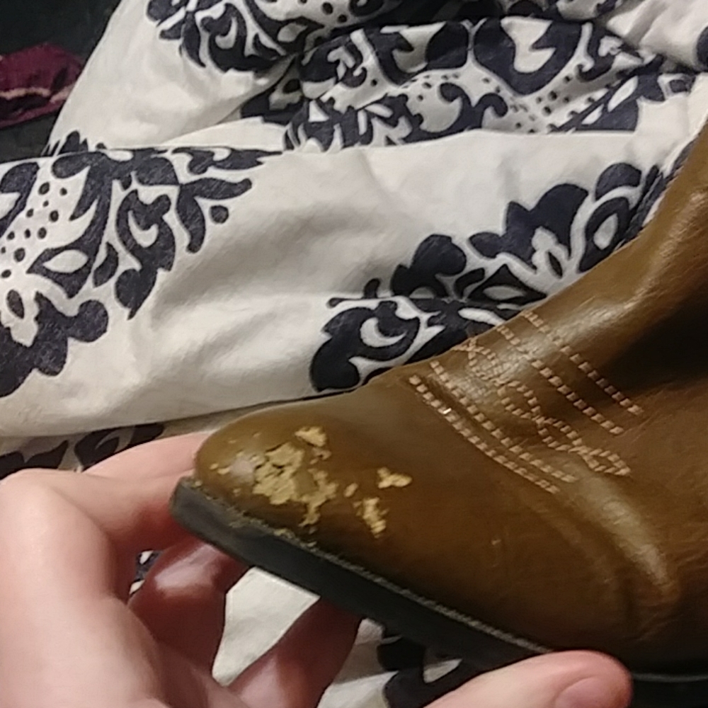 A boot - Picture 2 of 2